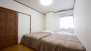 Habitación básica con 2 camas individuales | Edredón, escritorio, cortinas blackout y wifi gratis