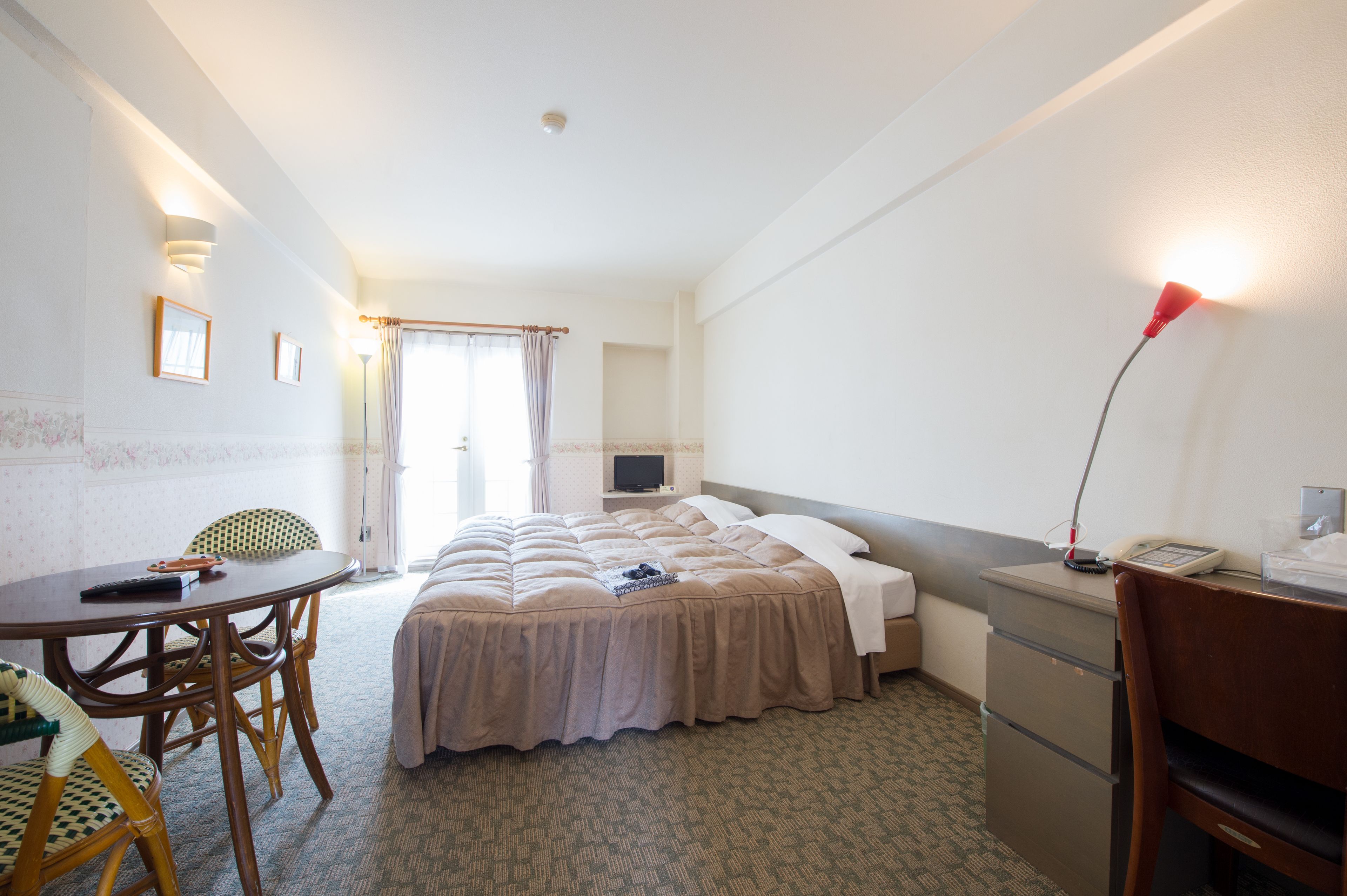 羽绒被、办公桌、遮光窗帘、免费 WiFi