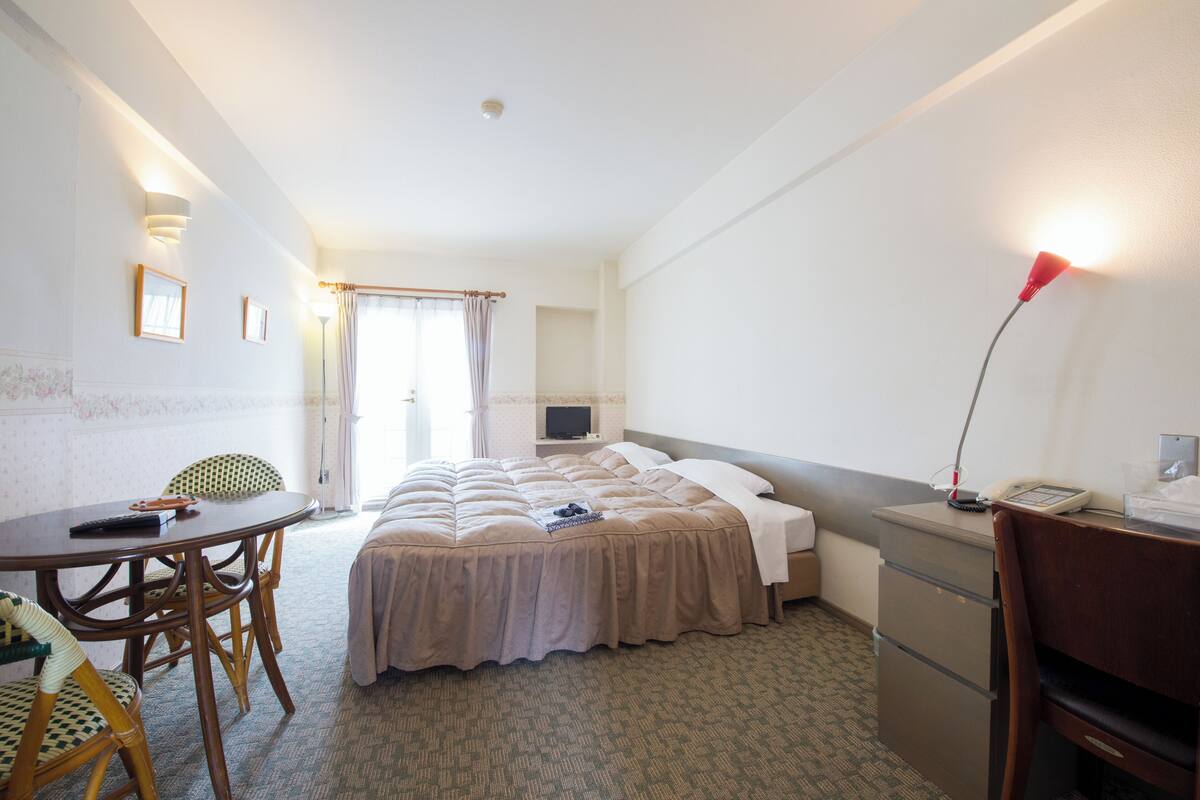 Down comforters, desk, blackout drapes, WiFi (free)