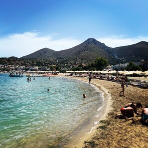 Nær stranden, solsenger og strandhåndklær