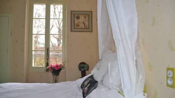 6 makuuhuonetta, työpöytÀ, silitysrauta/-lauta, vauvan matkasÀnky