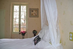 6 Schlafzimmer, Schreibtisch, Bügeleisen/Bügelbrett, Reisekinderbett