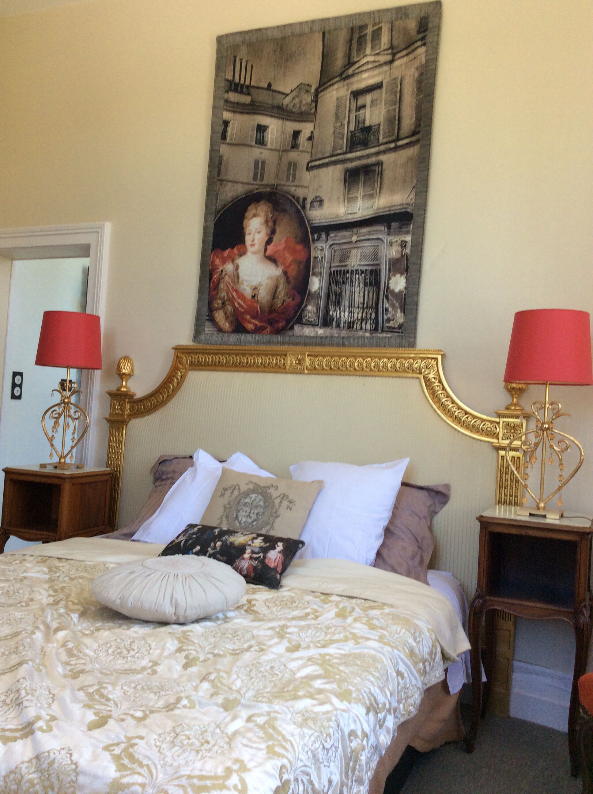 6 chambres, bureau, fer et planche à repasser, lit parapluie