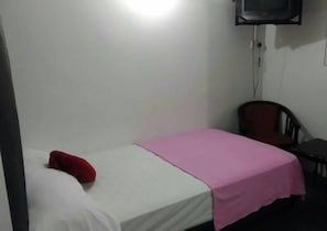 Quarto solteiro | Escrivaninha, ferros/tábuas de passar roupa, Wi-Fi de cortesia