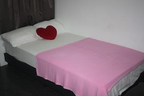 Quarto solteiro | Escrivaninha, ferros/tábuas de passar roupa, Wi-Fi de cortesia