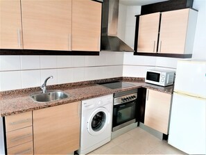 冷蔵庫、オーブン、コーヒー / ティーメーカー、調理器具と食器