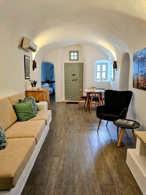 Smart TV, stereo - Traditional Village House 'Alba Lily' with heated plunge pool (Megalochori)