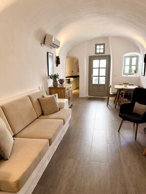 Smart TV, stereo - Traditional Village House 'Alba Lily' with heated plunge pool (Megalochori)