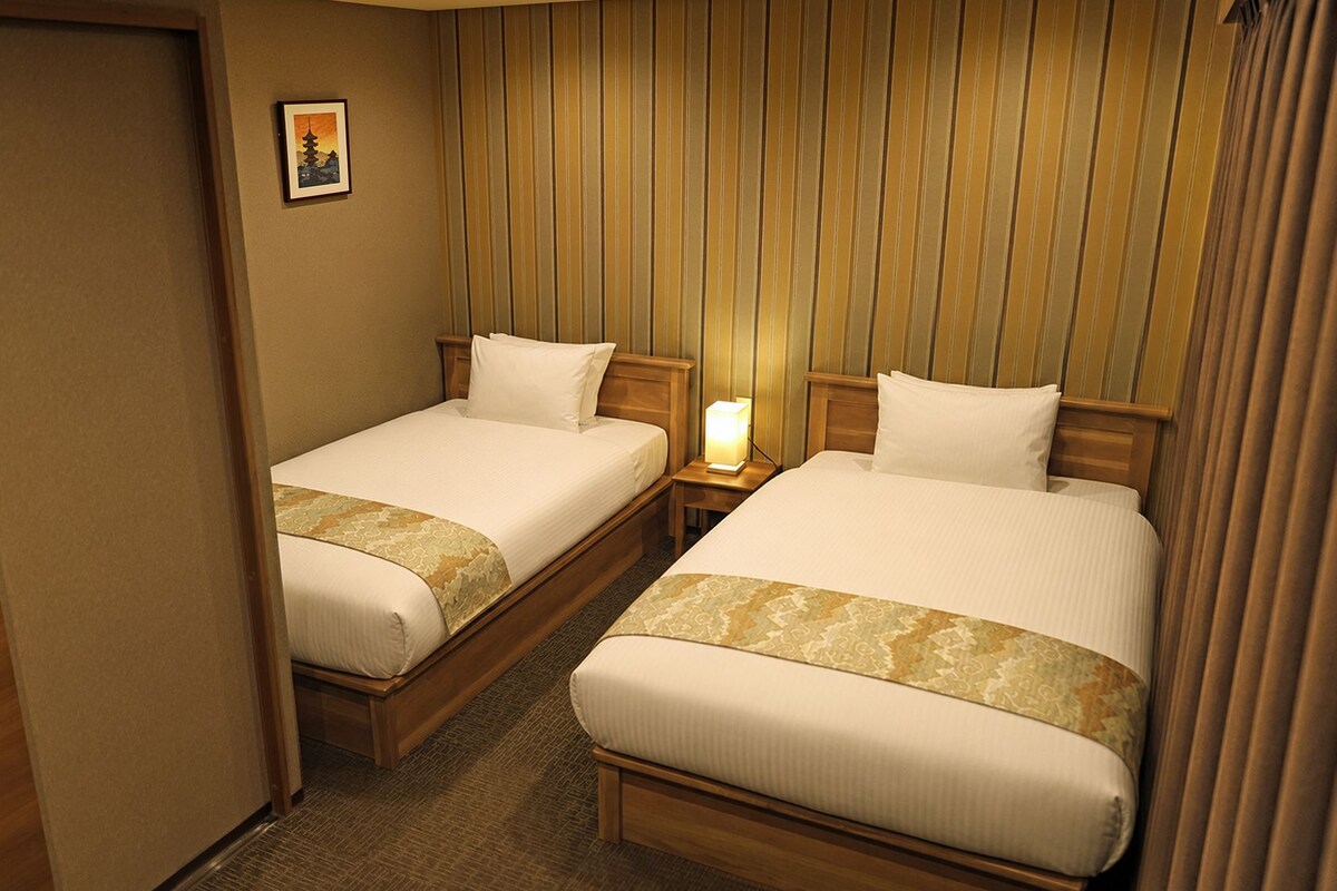 In-room safe, free WiFi, bed sheets
