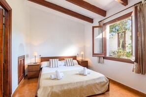 3 habitaciones, tabla de planchar con plancha y cuna de viaje 