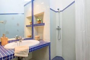 Tina, secadora de cabello, bidet, toallas 