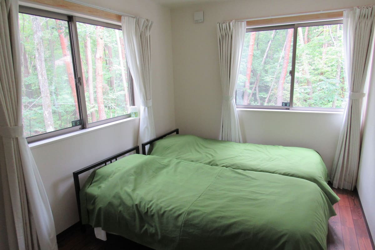 Twin kamer | Een minibar, verduisterende gordijnen, gratis wifi, beddengoed