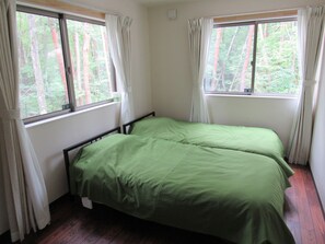 Twin Room | Minibar, blackout curtains, free WiFi, bed sheets