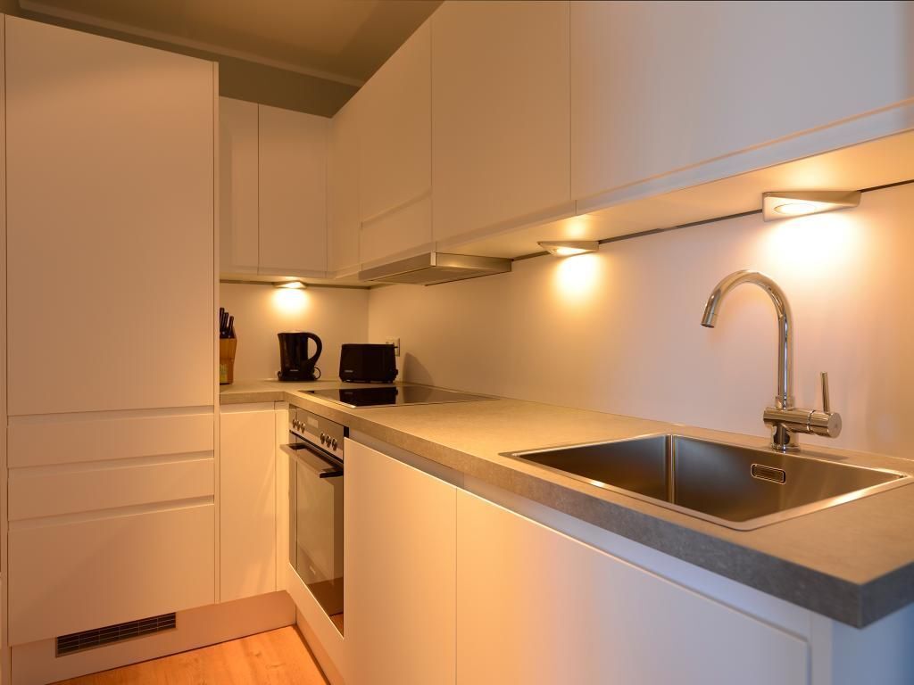 Fridge, oven, dishwasher, coffee/tea maker