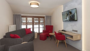 Studio | Woonruimte | Een 32-inch flatscreentelevisie met satellietzenders en televisie