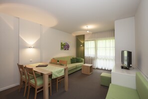 Apartment, Mountain View | Living area | 32-inch flat-screen TV with satellite channels, TV - Alpenresidenz Buchenhöhe (Berchtesgaden)