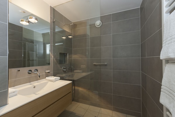 Douche, douche à « effet pluie », articles de toilette gratuits