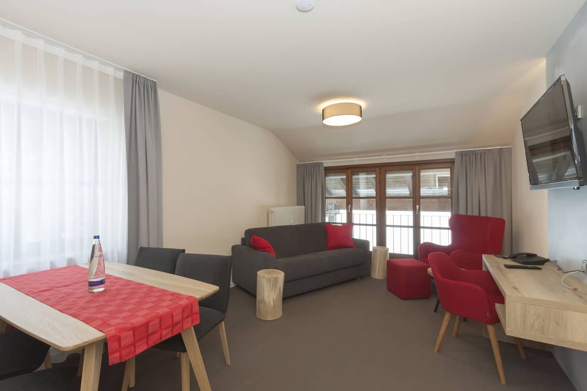 Studio | Living area | 32-inch flat-screen TV with satellite channels, TV