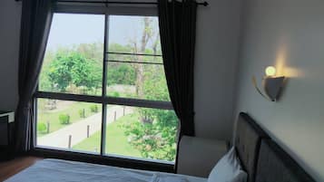 Escritorio, wifi gratis, ropa de cama