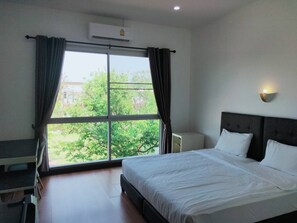 Escritorio, wifi gratis y ropa de cama 