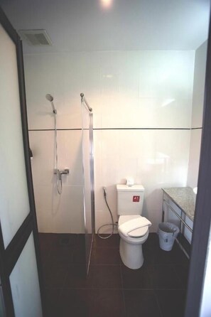 Douche, articles de toilette (gratuits), serviettes fournies, savon