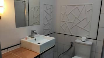 Dusche, kostenlose Toilettenartikel, Handtücher, Seife