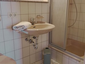 Shower, towels - Ferienwohnung Nr. 2,  2 Pers. 50 qm (Schleching)