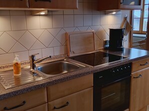 Fridge, oven, stovetop, coffee/tea maker - Ferienwohnung Nr. 2, 2 Pers. 50 qm (Schleching)