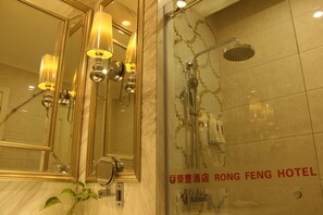 淋浴設備、免費盥洗用品、吹風機、浴袍