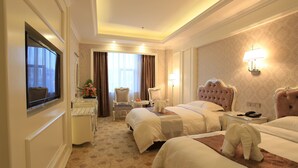 A hotel room with two beds, a desk, a chair, and a TV. - Zhuhai Rongfeng Hotel (Zhuhai)