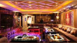 A luxurious lobby with a bar area, seating, and a television screen. - Zhuhai Rongfeng Hotel (Zhuhai)