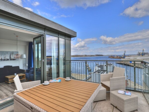 Unclassified image, 1 of 28, button