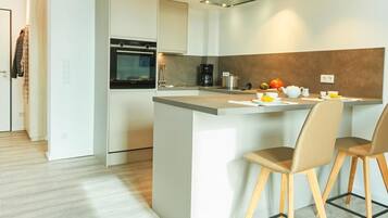 Kühlschrank, Ofen, Geschirrspüler, Wasserkocher mit Kaffee-/Teezubehör