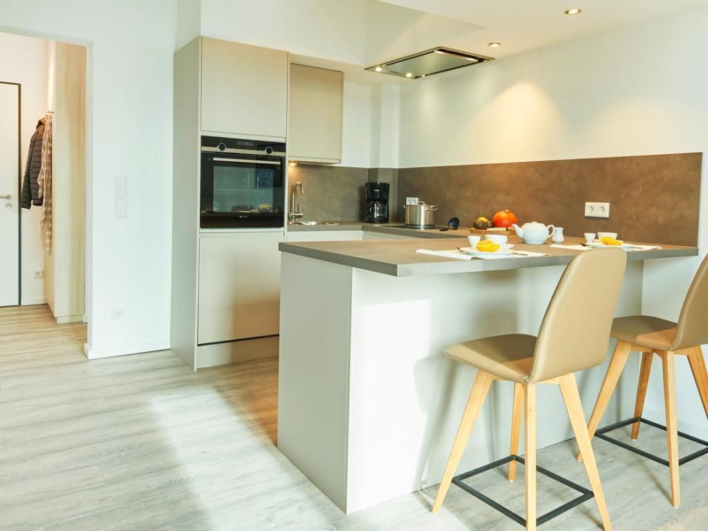 Kühlschrank, Ofen, Geschirrspüler, Wasserkocher mit Kaffee-/Teezubehör