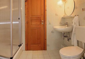 Douche, sèche-cheveux, serviettes fournies