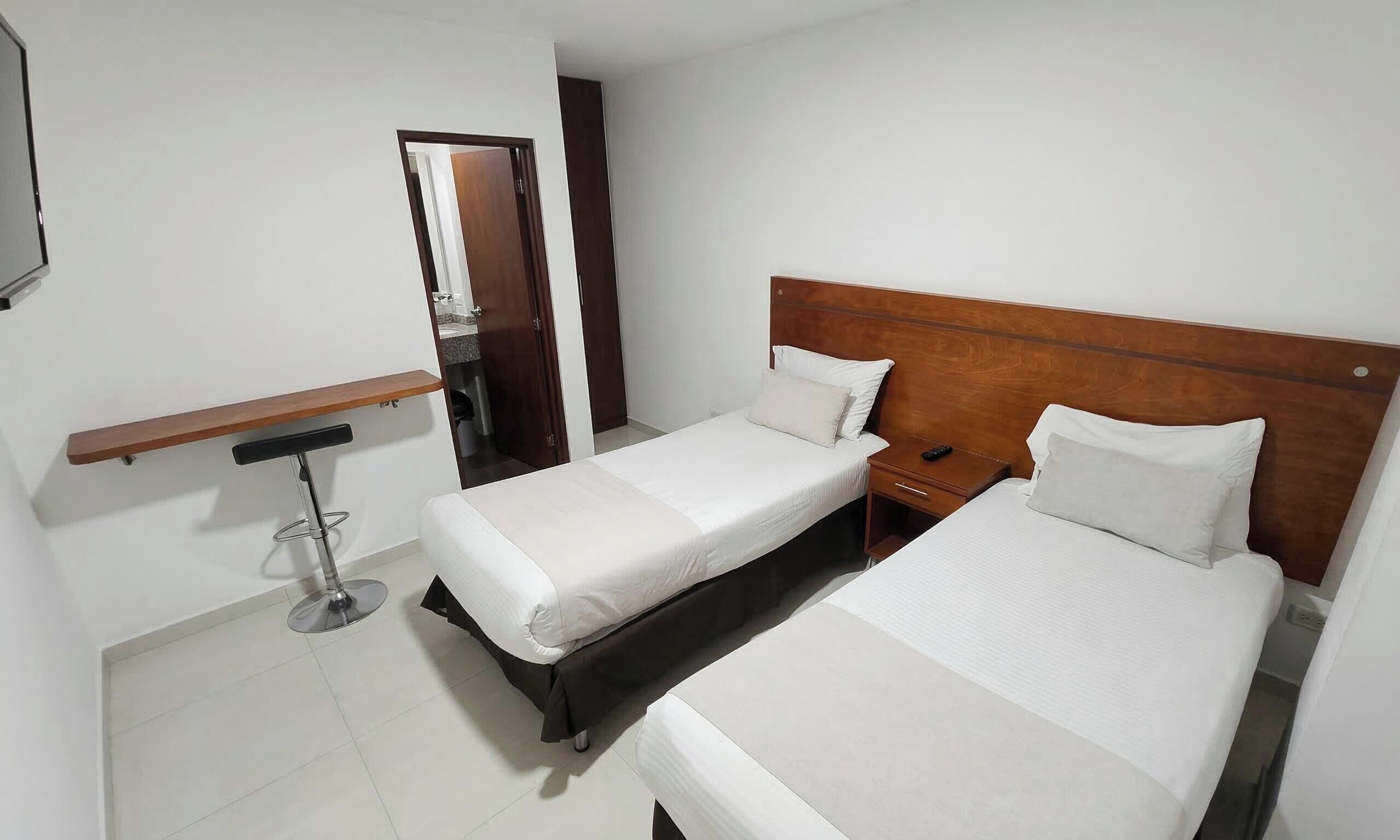 Traditionele Twin kamer, 2 eenpersoonsbedden, privébadkamer | Een kluis op de kamer, een strijkplank/strijkijzer, gratis wifi