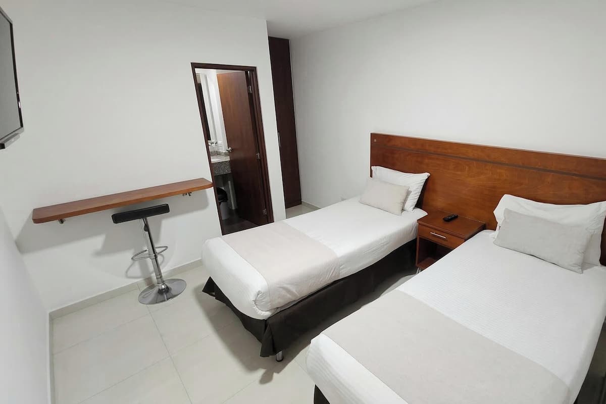 Traditionele Twin kamer, 2 eenpersoonsbedden, privébadkamer | Een kluis op de kamer, een strijkplank/strijkijzer, gratis wifi