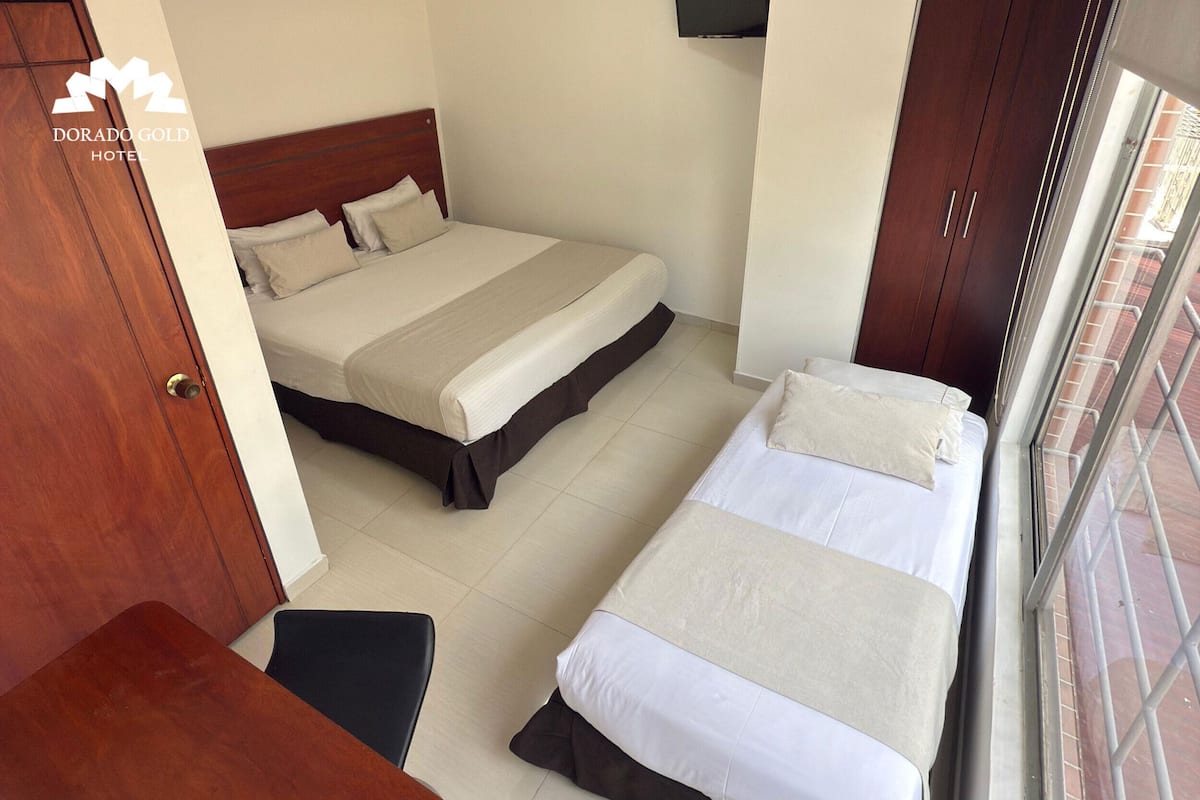 Traditionele driepersoonskamer, meerdere bedden, privébadkamer | Een kluis op de kamer, een strijkplank/strijkijzer, gratis wifi