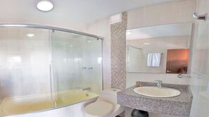 Shower, free toiletries, towels - Hotel Dorado Gold Bogota (Bogotá)