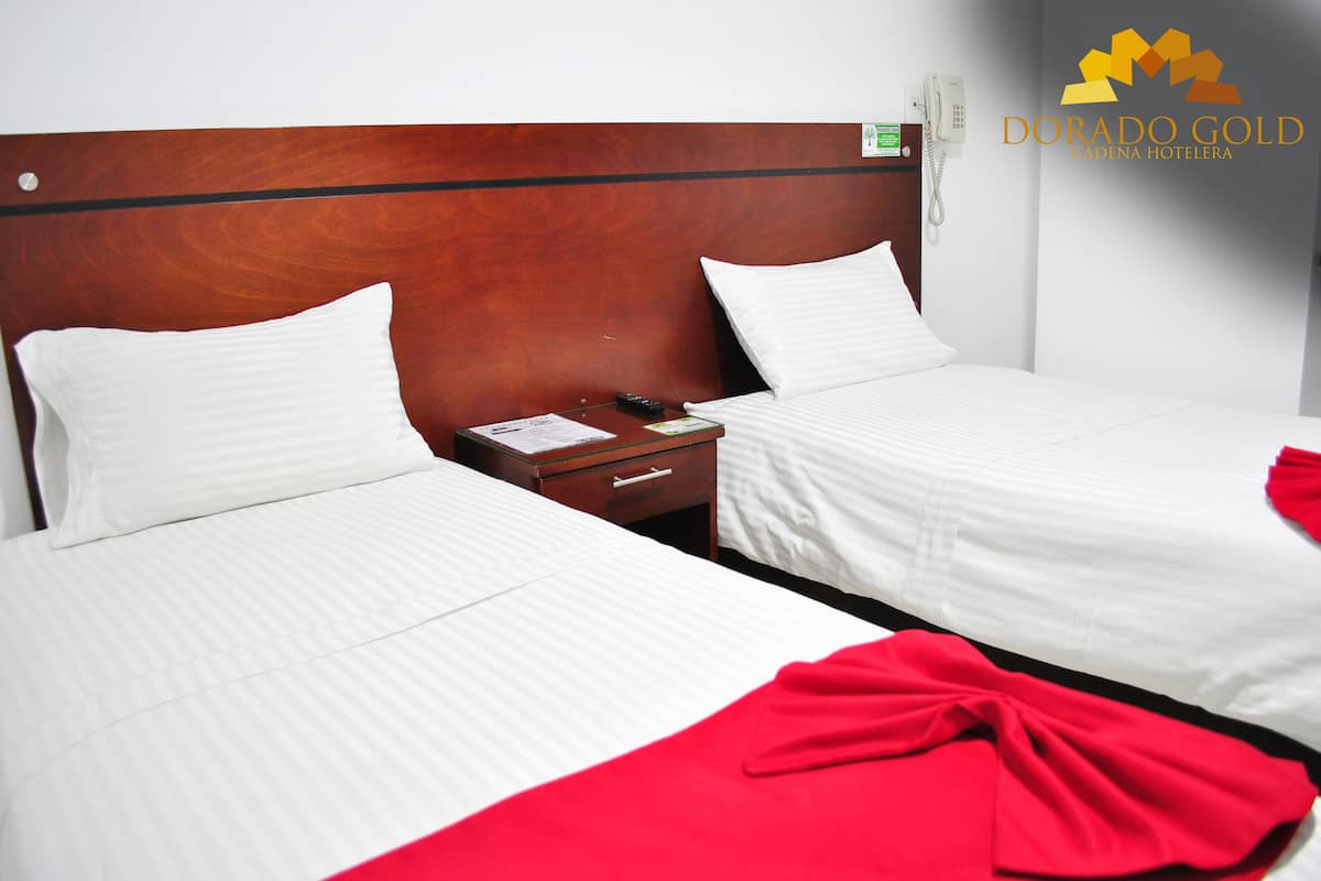 Traditional-Zweibettzimmer, 2 Einzelbetten, eigenes Bad | 1 Schlafzimmer, Zimmersafe, Bügeleisen/Bügelbrett, Zustellbetten
