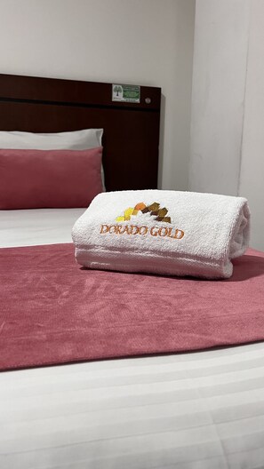 In-room safe, iron/ironing board, free WiFi, bed sheets - Hotel Dorado Gold Bogota (Bogotá)