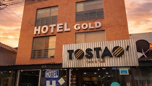 A hotel named 'HOTEL GOLD' with a cafe and restaurant named 'TOSTAC' below it. - Hotel Dorado Gold Bogota (Bogotá)