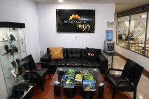 Lobby sitting area - Hotel Dorado Gold Bogota (Bogotá)