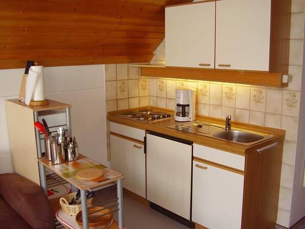 ثلاجة، ميكروويف، كرسي للأطفال