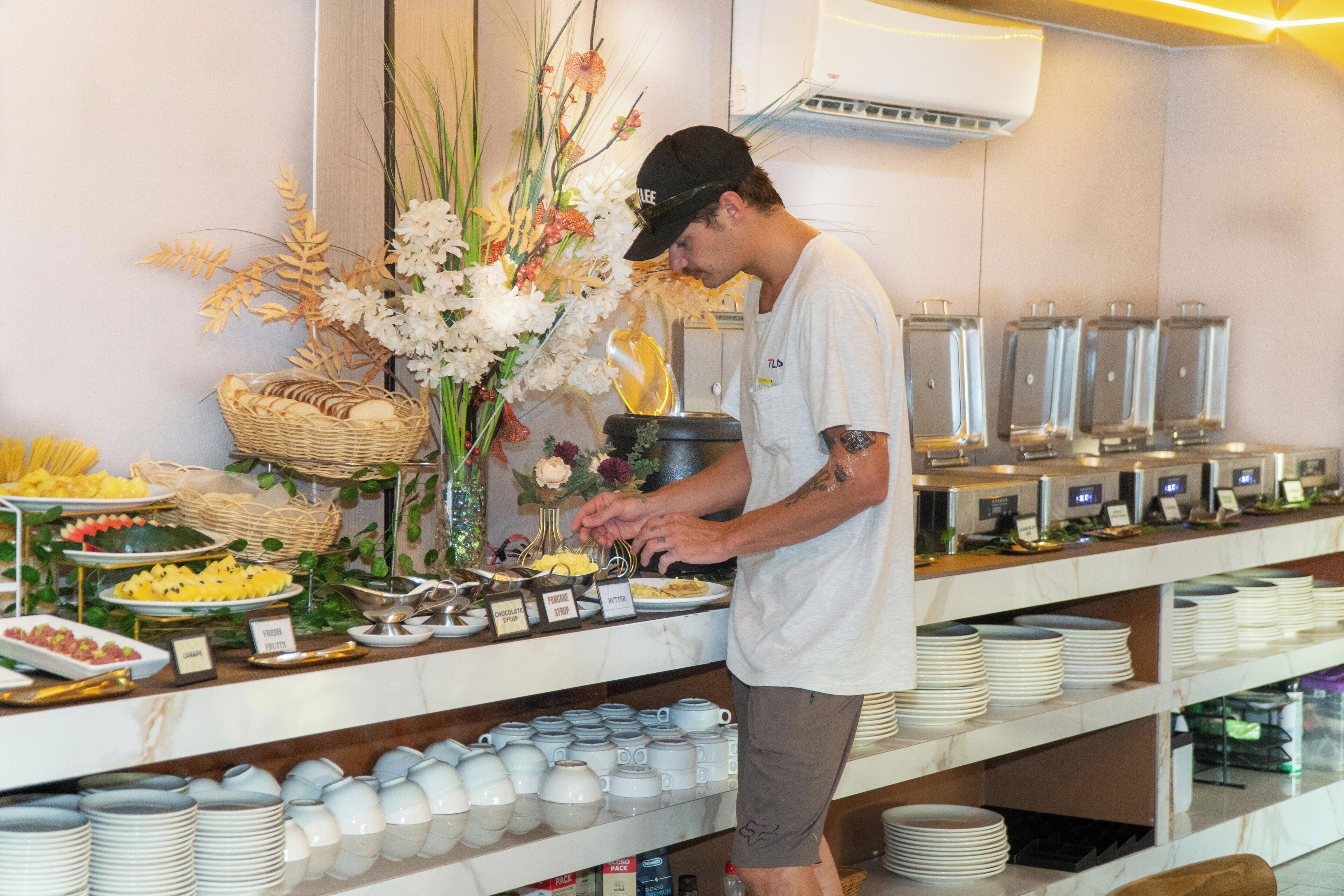 Un'imbandita tavola da buffet con diversi piatti e un vaso decorativo.