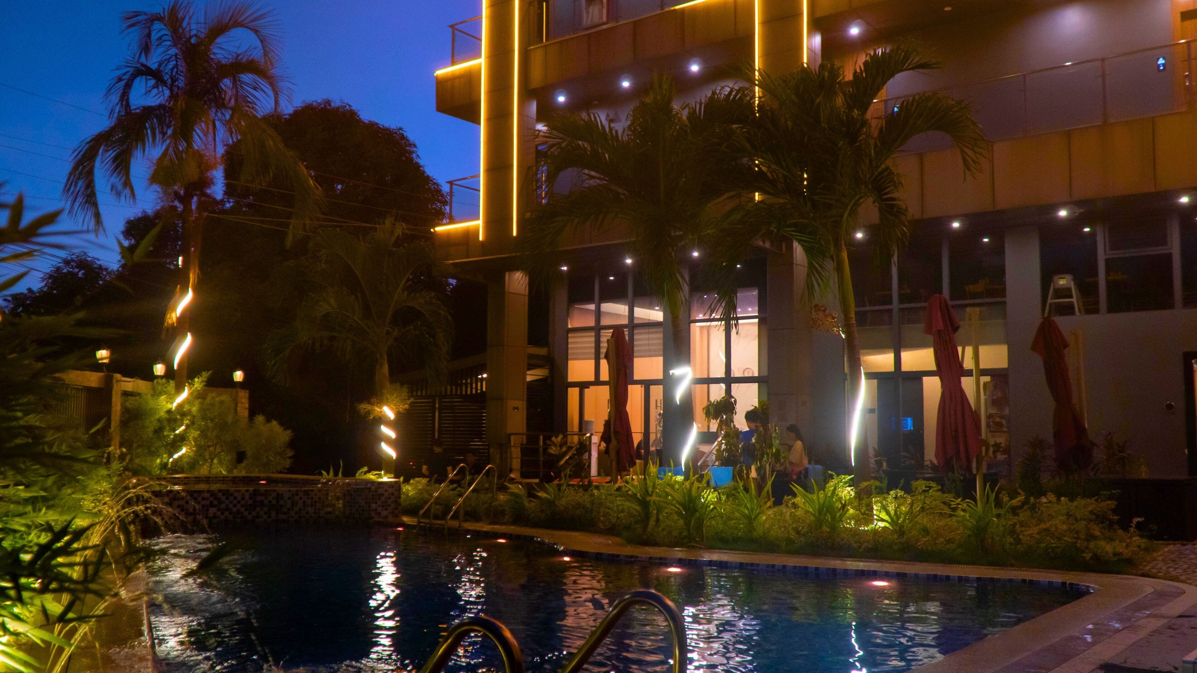 Piscine couverte, parasols de plage, chaises longues