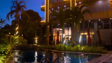 Una piscina techada, abierta desde las 06:00 hasta las 22:00, sombrillas