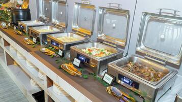 Daily cooked-to-order breakfast (PHP 380 per person)