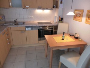 Jääkaappi, uuni, astianpesukone, kahvin-/teenkeitin