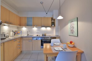 Een koelkast, een oven, een vaatwasser, een koffiezetapparaat/waterkoker